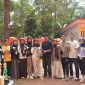 Potret pemberian piala dan hadiah, (Foto: Profesi)