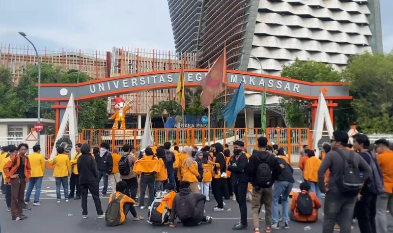 Suasana aksi Tuntaskan Problematika Internal UNM, (Foto: Hafid Budiawan)