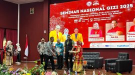 Potret pemberian sertifikat kepada pemateri seminar nasional gizi (Foto: Muh Apdal Adriansyah)