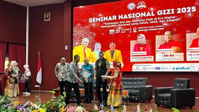 Potret pemberian sertifikat kepada pemateri seminar nasional gizi (Foto: Muh Apdal Adriansyah)