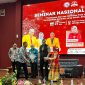 Potret pemberian sertifikat kepada pemateri seminar nasional gizi (Foto: Muh Apdal Adriansyah)