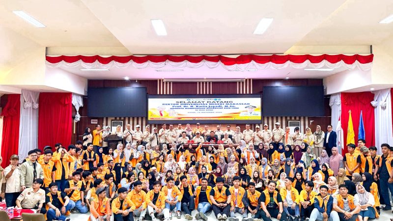 Sesi foto bersama dalam penyambutan rombongan rektor UNM dalam supervisi KKN, (Foto: Ist.)