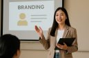 Ilustrasi mahasiswa mempresentasikan materi tentang personal branding, (foto:AI.)