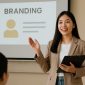 Ilustrasi mahasiswa mempresentasikan materi tentang personal branding, (foto:AI.)