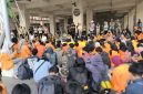 Potret diskusi massa aksi bersama beberapa pejabat kampus termasuk Ketua Senat Universitas Negeri Makassar, (Foto: Ibnu Qayyum Abdullah)