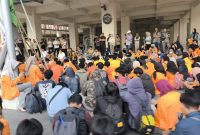 Potret diskusi massa aksi bersama beberapa pejabat kampus termasuk Ketua Senat Universitas Negeri Makassar, (Foto: Ibnu Qayyum Abdullah)
