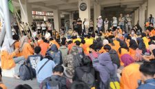 Potret diskusi massa aksi bersama beberapa pejabat kampus termasuk Ketua Senat Universitas Negeri Makassar, (Foto: Ibnu Qayyum Abdullah)
