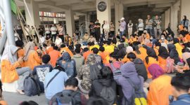 Potret diskusi massa aksi bersama beberapa pejabat kampus termasuk Ketua Senat Universitas Negeri Makassar, (Foto: Ibnu Qayyum Abdullah)