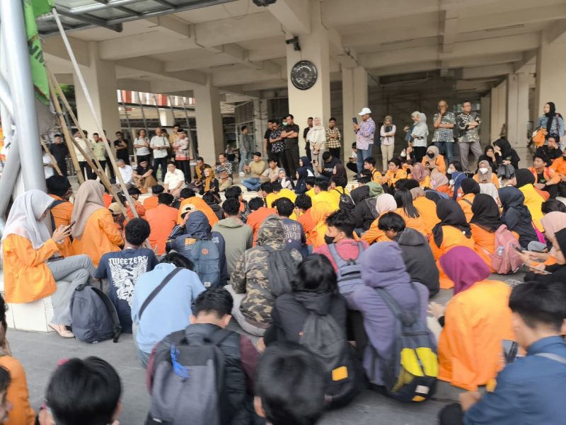 Potret diskusi massa aksi bersama beberapa pejabat kampus termasuk Ketua Senat Universitas Negeri Makassar, (Foto: Ibnu Qayyum Abdullah)