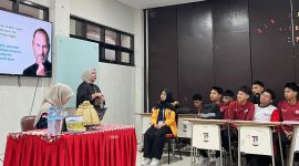 Potret pemateri saat menyampaikan materi di SMK Telkom Makassar, (Foto: Ist)