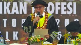 Potret Karta Jayadi, Rektor UNM saat pembacaan sumpah profesi, (Foto:Int.)