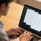 Ilustrasi Seseorang yang Menggunakan Laptop, (Foto: Ai.)