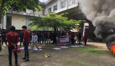 Potret LK FEB saat aksi (Foto: Rahmadani)