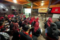 Potret pengurus Himaprodi PBSI Dema JBSI FBS UNM saat penerimaan materi, (Foto: Ist.)