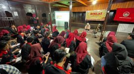 Potret pengurus Himaprodi PBSI Dema JBSI FBS UNM saat penerimaan materi, (Foto: Ist.)