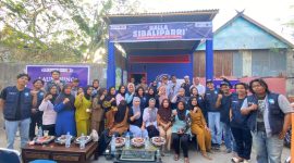 Foto bersama Tim PPK Ormawa UNM bersama Mitra Setelah peresmian Balla Sibaliparri (Foto: Ist.)