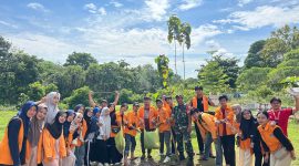 Foto kegiatan mahasiswa KKN PPL pada saat pembagian bibit buah gratis, (Foto: Ist.)