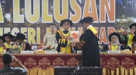 Potret Plh Rektor UNM menyerahkan lulusan UNM ke Ketua IKA UNM, (Foto: Dok profesi)