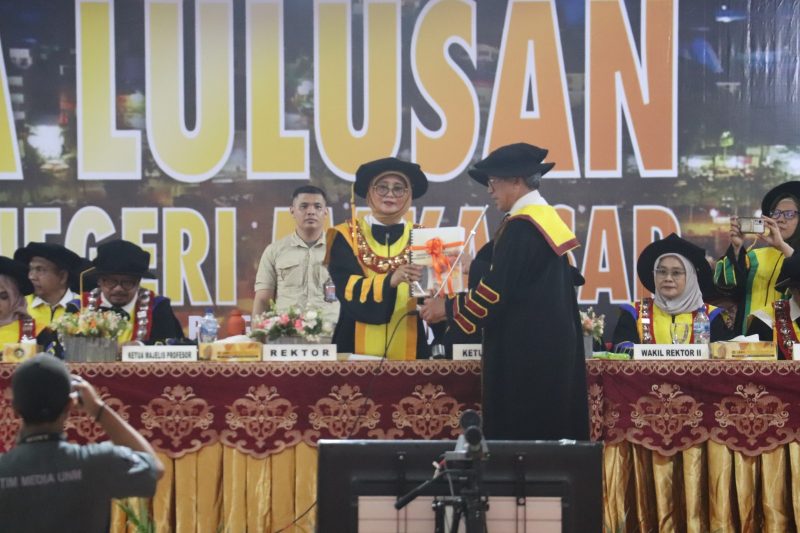 Potret Plh Rektor UNM menyerahkan lulusan UNM ke Ketua IKA UNM, (Foto: Dok profesi)