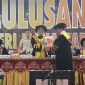Potret Plh Rektor UNM menyerahkan lulusan UNM ke Ketua IKA UNM, (Foto: Dok profesi)