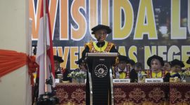 Foto Plh Rektor UNM saat memberikan sambutan pada wisuda periode November 2025, (Foto: Dok Profesi)