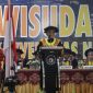 Foto Plh Rektor UNM saat memberikan sambutan pada wisuda periode November 2025, (Foto: Dok Profesi)
