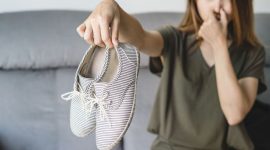 Ilustrasi sepatu yang memiliki aroma menyengat (Foto: Int.)