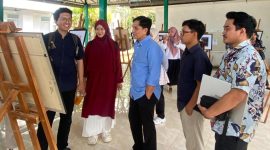 Potret Dekan FIP UNM saat menyambangi pameran fotografi mahasiswa Teknologi Pendidikan, (Foto: Ist.)