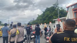 Potret OTK yang Mencoba Membubarkan Massa Aksi, (Foto: Ficka Aulia Khaerunnisa)