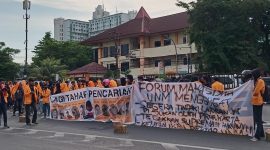 Foto massa aksi yang sedang membentangkan spanduk tuntutan dan juga foto diduga admin Mekdi UNM, (Foto : Florencya Alnisa Christin)