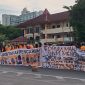 Foto massa aksi yang sedang membentangkan spanduk tuntutan dan juga foto diduga admin Mekdi UNM, (Foto : Florencya Alnisa Christin)
