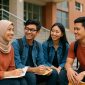 Potret mahasiswa tampak berdiskusi dan belajar bersama di area kampus, (Foto: AI)