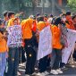 Potret massa aksi BEM memegang spanduk sebagai tanda protes (Foto: Nur Hafizha)