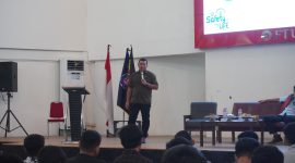 Potret Aminuddin sebagai pemateri seminar K3 ( Foto : Najwa Istiana)
