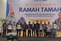 Potret para wisudawan terbaik Pascasarjana UNM bersama  pimpinan Universitas, (Foto: Dok. Profesi.)