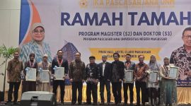 Potret para wisudawan terbaik Pascasarjana UNM bersama  pimpinan Universitas, (Foto: Dok. Profesi.)