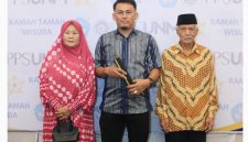 Potret wisudawan tebaik doktor Bersama kedua orangtuanya (Foto:Ist)