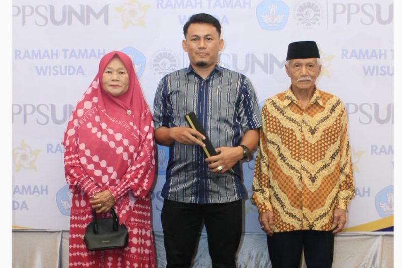 Potret wisudawan tebaik doktor Bersama kedua orangtuanya (Foto:Ist)