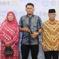 Potret wisudawan tebaik doktor Bersama kedua orangtuanya (Foto:Ist)