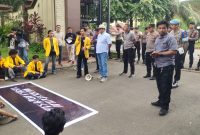 Potret Suasana Aksi di Depan Polda Sulawesi Selatan,(Foto: Ist.)