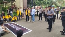 Potret Suasana Aksi di Depan Polda Sulawesi Selatan,(Foto: Ist.)