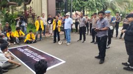 Potret Suasana Aksi di Depan Polda Sulawesi Selatan,(Foto: Ist.)