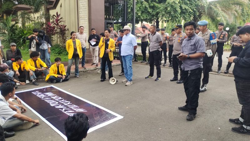 Potret Suasana Aksi di Depan Polda Sulawesi Selatan,(Foto: Ist.)