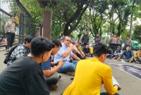 Suasana diskusi bersama Kompol Abdul Kadir mengenai kelanjutan kasus Rektor UNM di depan Polda Sulsel (Foto: Angnis Arimayanti)