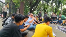 Suasana diskusi bersama Kompol Abdul Kadir mengenai kelanjutan kasus Rektor UNM di depan Polda Sulsel (Foto: Angnis Arimayanti)