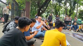 Suasana diskusi bersama Kompol Abdul Kadir mengenai kelanjutan kasus Rektor UNM di depan Polda Sulsel (Foto: Angnis Arimayanti)