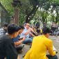Suasana diskusi bersama Kompol Abdul Kadir mengenai kelanjutan kasus Rektor UNM di depan Polda Sulsel (Foto: Angnis Arimayanti)