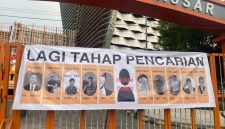 Spanduk yang mencantumkan nama-nama admin Mekdiunm, (Foto: Profesi)