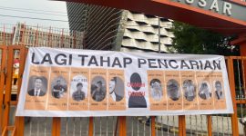 Spanduk yang mencantumkan dugaan nama-nama admin Mekdiunm, (Foto: Profesi)