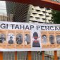 Spanduk yang mencantumkan dugaan nama-nama admin Mekdiunm, (Foto: Profesi)
